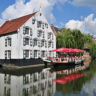 Zicht op de Binnennete en toeristen op terrasje van restaurant-taverne De Fortuin te Lier, België
